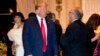 ARHIVA - Predsednik SAD Donald Tramp razgovara sa Alenom Deršovicem tokom Božićne večere u odmaralištu Mar-a-lago. Deršovic je deo Trampovog pravnog tima za suđenje o opozivu u Senatu (Foto: AP)