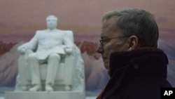 9일 방북 중 평양 인민대학당의 김일성 동상 앞에 서 있는 에릭 슈미트 구글 회장(왼쪽).