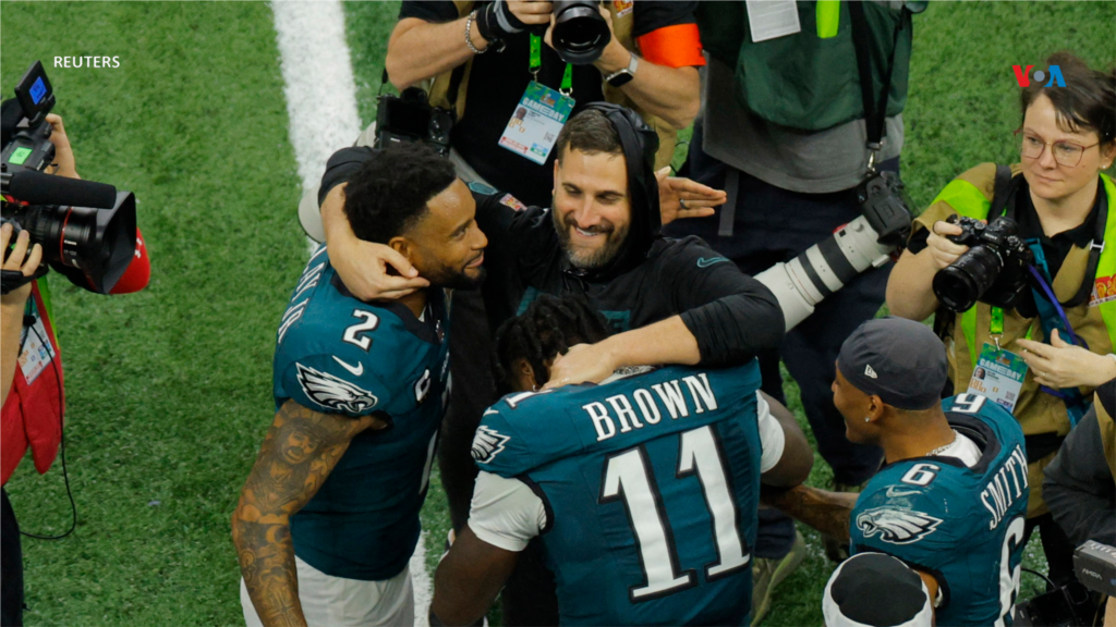 El entrenador principal de los Eagles, Nick Sirianni, celebra con Darius Slay Jr. y A.J. Brown.