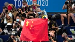 2020東京奧運一場游泳項目決賽的頒獎台上飄揚著的中國國旗。 （2021年7月29日）