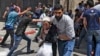 Palestinci beže iz zgrade koju je gađao Izrael