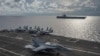 Un avión caza F18 Hornet aterriza en el portaaviones estadounidense Ronald Reagan, en patrullaje en el área en disputa del Mar Sur de China.