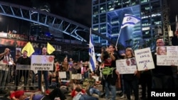 Los manifestantes bloquean una carretera exigiendo la liberación de los rehenes que fueron secuestrados durante el mortal ataque del 7 de octubre, en medio del conflicto en curso en Gaza entre Israel y el grupo islamista palestino Hamás, en Tel Aviv, Israel, el 6 de mayo de 2024.