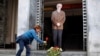 ARCHIVO - El pintor y escultor colombiano Fernando Botero sentado debajo de una de sus esculturas durante un paseo con el alcalde de Medellín, Federico Gutiérrez (no en la foto) en Medellín, Colombia, el 27 de enero de 2017.