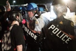 Manifestantes en Washington D.C. protestan el sábado 30 de mayo de 2020, en el parque Lafayette, frente a la Casa Blanca, en respuesta a la muerte bajo custodia policial del afroestadounidense George Floyd en Minneapolis el 25 de mayo.