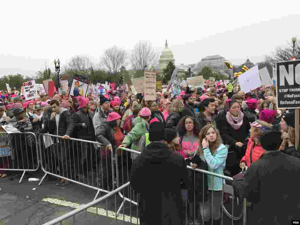 Protesters on Independence Ave. in Washington, D.C. for the Women's March, Jan. 21, 2017. (Photo: M. Habibzada / VOA)