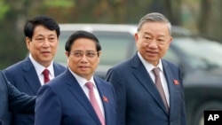 Các lãnh đạo cao cấp nhất của Việt Nam: Từ trái: CTN Lương Cường, TT Phạm Minh Chính, TBT Tô Lâm. Hình chụp tháng 10, 2024 bên ngoài tòa nhà Quốc hội tại Hà Nội.