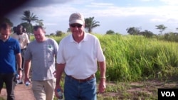 Christopher McMullen, embaixador dos Estados Unidos em Angola, em visita a um projecto de desminagem em Malanje (arquivo) 