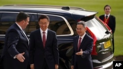 中國國家副主席韓正（中）於2023年5月5日星期五抵達倫敦白金漢宮，參加由英國國王查理斯三世為出席其加冕典禮的海外賓客舉辦的招待會。
